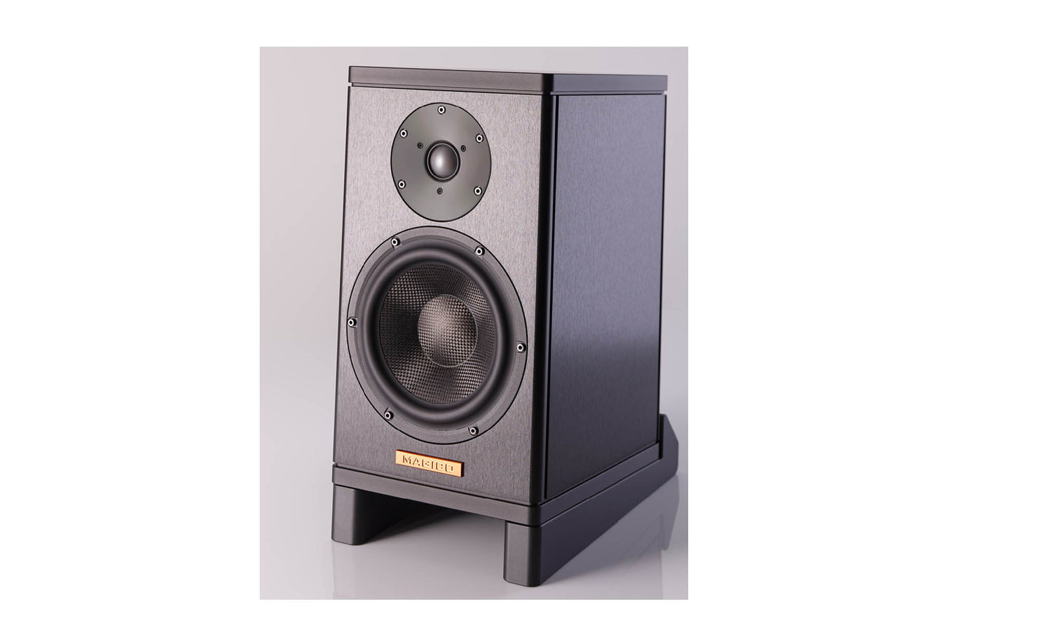 Magico A1 - Enceintes bibliothèque noires - Vue de face sur son socle